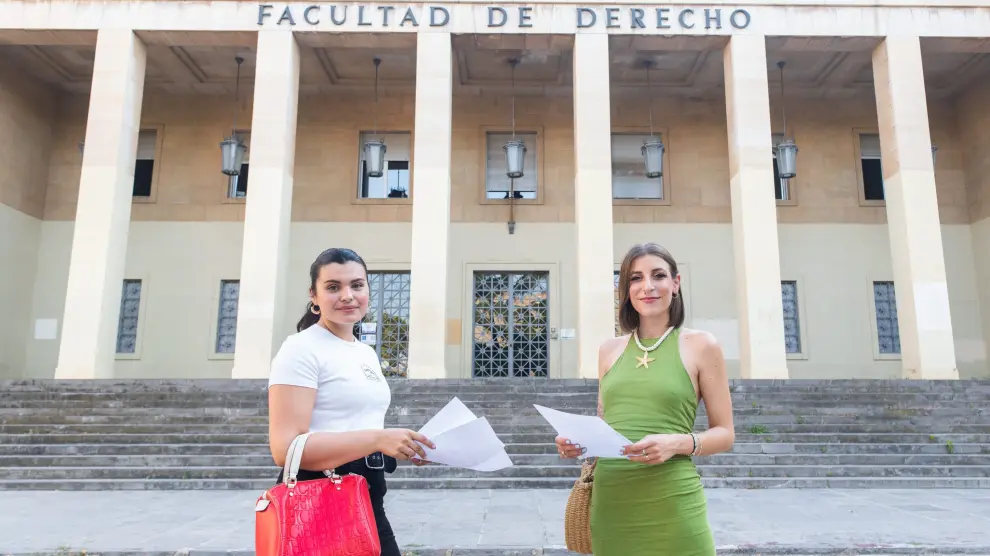 Sandra Lasheras (i) y Andrea Tabuenca (d), con las alegaciones que han presentado, en la Facultad de Derecho.