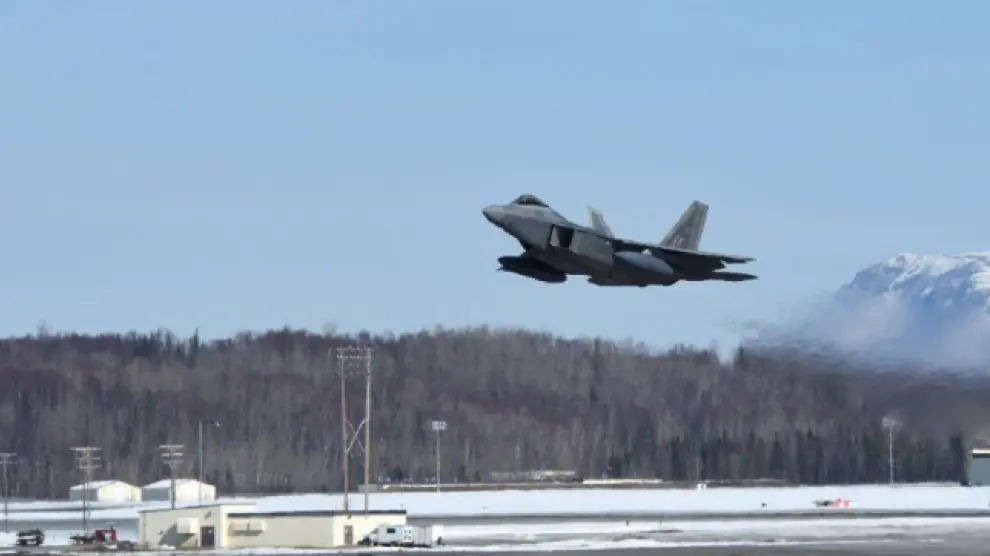 Un F-22 de la FF.AA de EE.UU. despega de una base aérea en Alaska