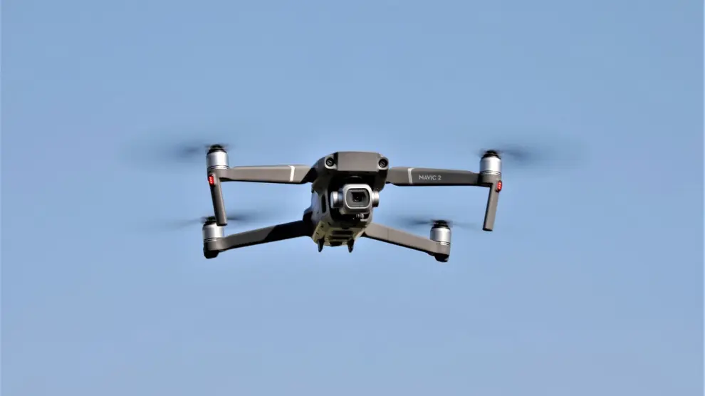 Imagen de un dron volando.