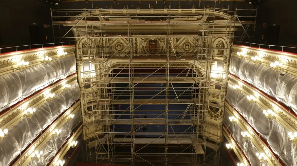 Un monumental andamio permite pintar todo el interior del teatro