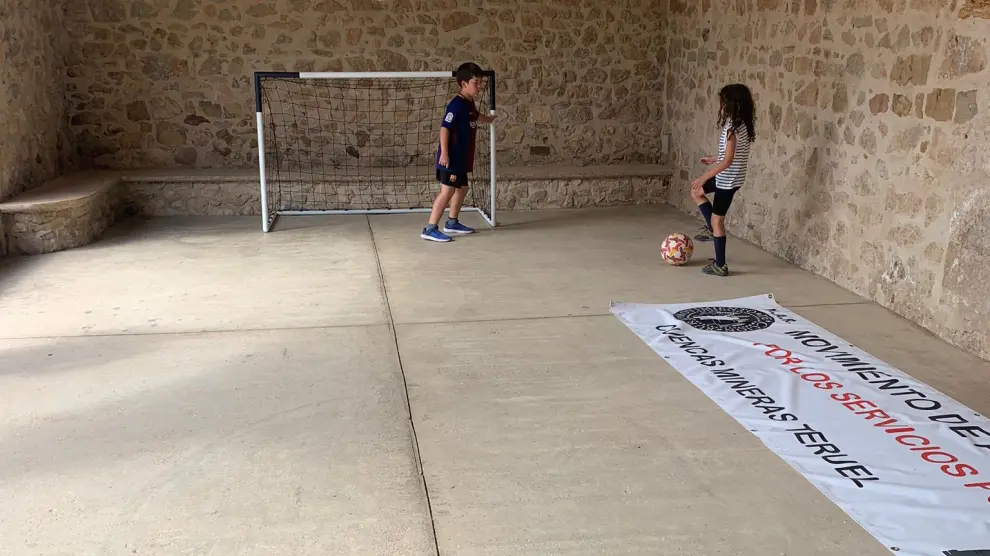 Dos niños juegan al fútbol en La Zoma, poco antes del inicio de la movilización.