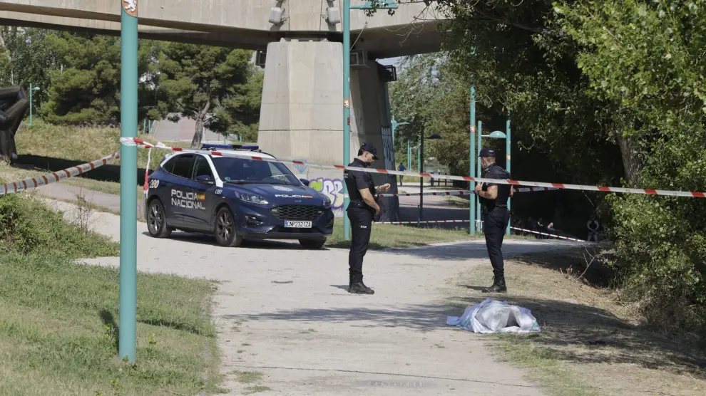 La Policía Nacional investiga la aparición de un cadáver en el río Ebro en Zaragoza.