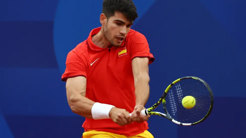 Paris (France), 27/07/2024.- Carlos Alcaraz of Spain in action during his Men's Singles first round match against Hady Habib of Lebanon at the Tennis competitions in the Paris 2024 Olympic Games, at the Roland Garros in Paris, France, 27 July 2024. (Tenis, Francia, Líbano, España) EFE/EPA/DIVYAKANT SOLANKI