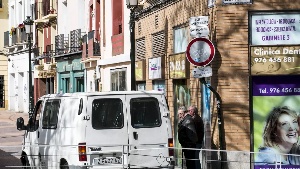 Una furgoneta de reparto en las calles del Casco de Zaragoza