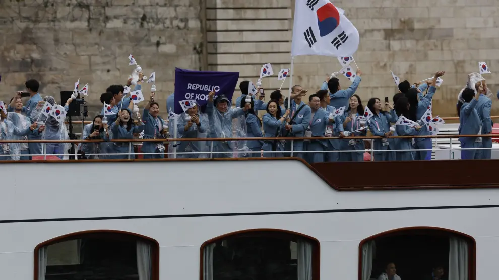 La delegación de la República de Corea desfila por el río Sena, durante la ceremonia de inauguración de los Juegos Olímpicos de París 2024.