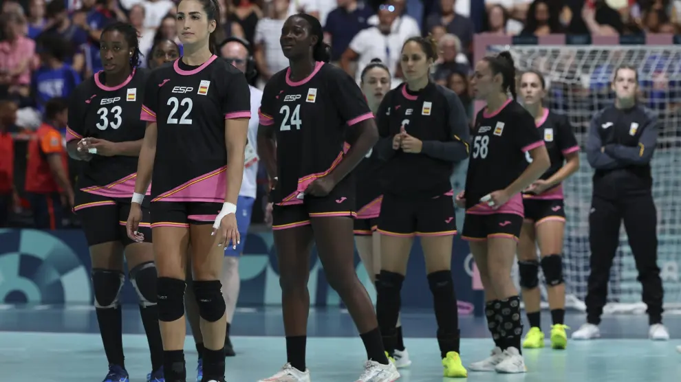 Las jugadoras españolas tras la derrota ante Angola este domingo, en el partido de ronda preliminar del Grupo B de Balonmano Femenino