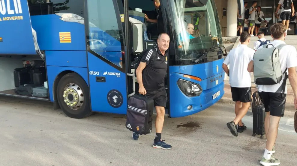 Víctor Fernández desciende del autocar del Real Zaragoza nada más llegar a San Pedro del Pinatar este domingo a las 20.50.