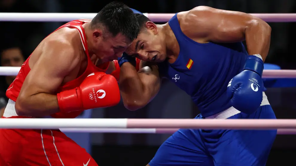 Villepinte (France), 29/07/2024.- Kamshybek Kunkabayev of Kazakhstan (red) and Ayoub Ghadfa Drissi El Aissaoui of Spain (blue) fight in their Men's 92kg round of 16 bout of the Boxing competitions in the Paris 2024 Olympic Games, at the North Paris Arena in Villepinte, France, 29 July 2024. (Francia, Kazajstán, España) EFE/EPA/DIVYAKANT SOLANKI FRANCE PARIS 2024 OLYMPIC GAMES