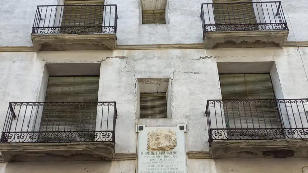 El edificio está ubicado en el número 5 de la calle Joaquín Costa de Graus.