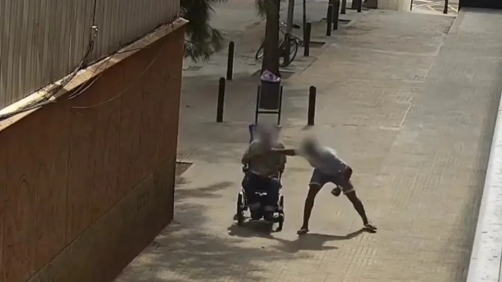 El momento en el que uno de los ladrones da el tirón al hombre en silla de ruedas.