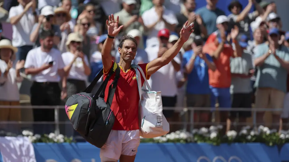 El tenista español Rafa Nadal se despide del público tras caer ante el serbio Novak Djokovic en el partido celebrado en el marco de los Juegos Olímpicos de París.