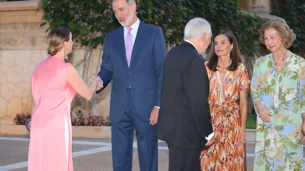 Los Reyes, Don Felipe y Doña Letizia, y la Reina Doña Sofía reciben a las autoridades de las Islas Baleares y a una representación de la sociedad balear en el Palacio de Marivent,