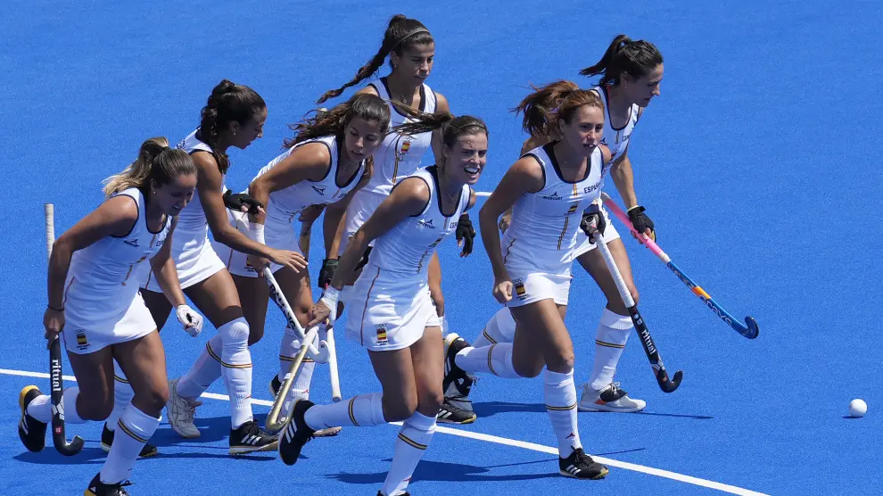 Spain's Begona Garcia, second right, celebrates with teammates after scoring her side's first goal during the women's Group B field hockey match between the United States and Spain at the Yves-du-Manoir Stadium during the 2024 Summer Olympics, Monday, July 29, 2024, in Colombes, France. (AP Photo/Aijaz Rahi)