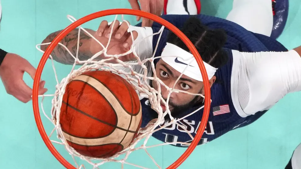 Anthony Davis, también conocido como 'la ceja', luce el logo de Nike en su cinta de pelo.