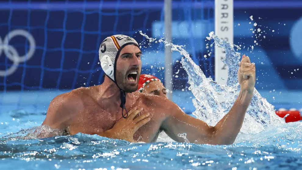 El boya de España Miguel de Toro reacciona ante Hungría durante el partido de ronda preliminar del Grupo B de Waterpolo Masculino, entre España y Hungría, parte de los Juegos Olímpicos de París 2024