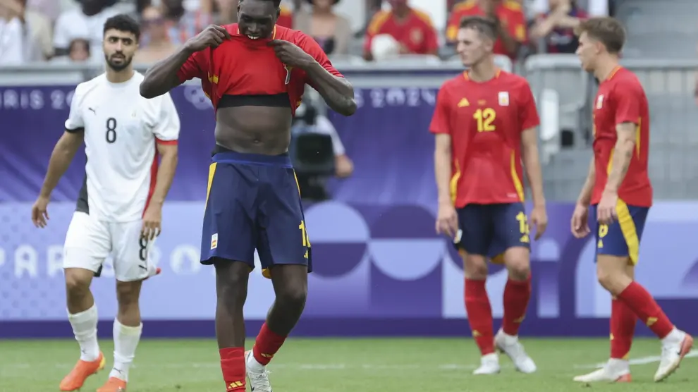 El futbolista español Samuel Omorodion reacciona tras el partido del Grupo C de fútbol masculino de los Juegos Olímpicos de París 2024 en el Estadio de Burdeos este martes.
