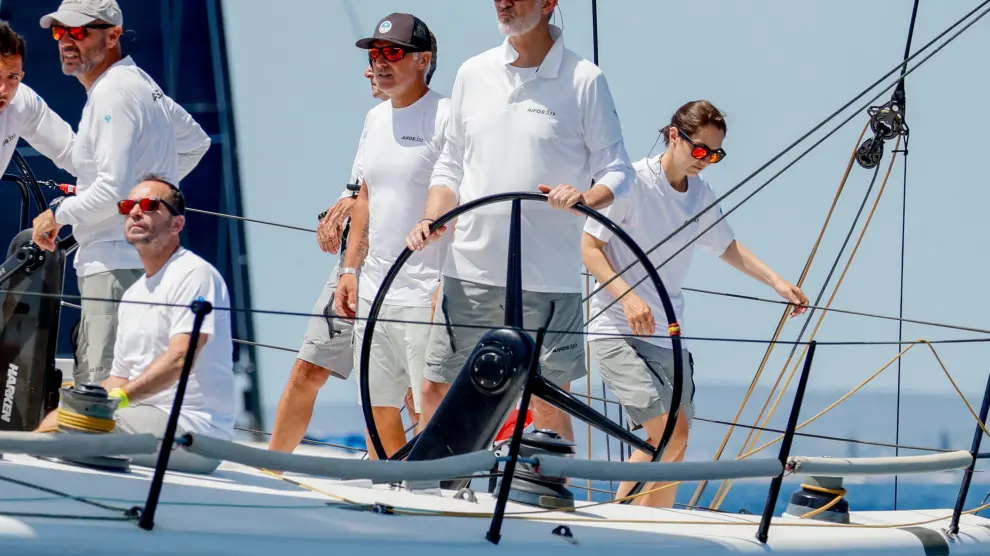 El rey Felipe a la caña del velero 'Aifos' este martes, con el que participa en la regata de la Copa del Rey Mapfre de vela.