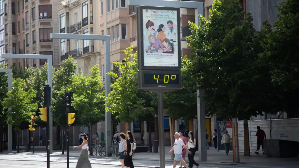 El termómetro del paseo de la Independencia, este martes, marca los 40 grados.