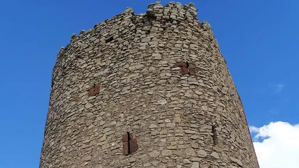 El remate de la torre es la zona más deteriorada de la fortificación.