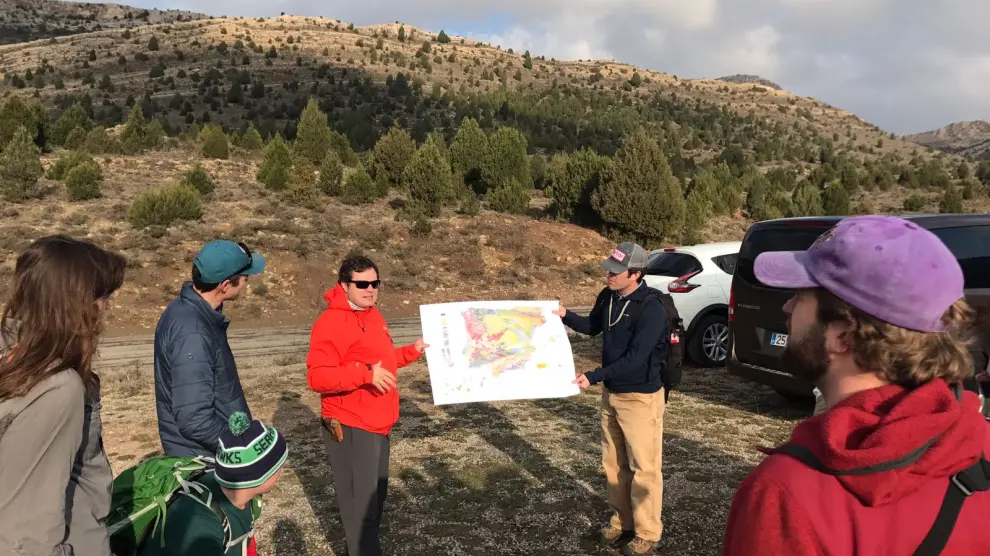 Juan Pedro Rodríguez, junto al panel con una anorak rojo, en una visita al Parque Geológico de Aliaga