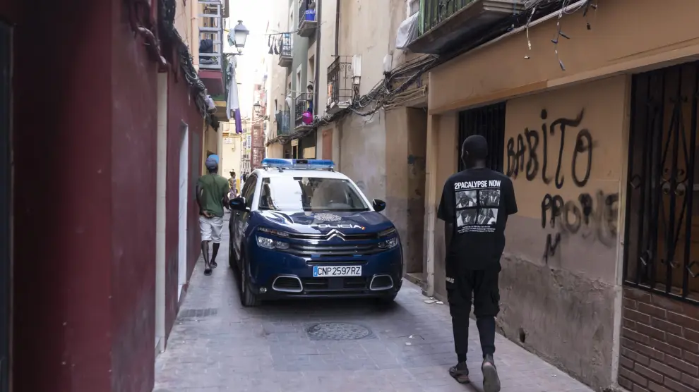 La Policía investiga en el número 42 de la calle de Mariano Cerezo, en el que se ha producido una reyerta con armas blancas.