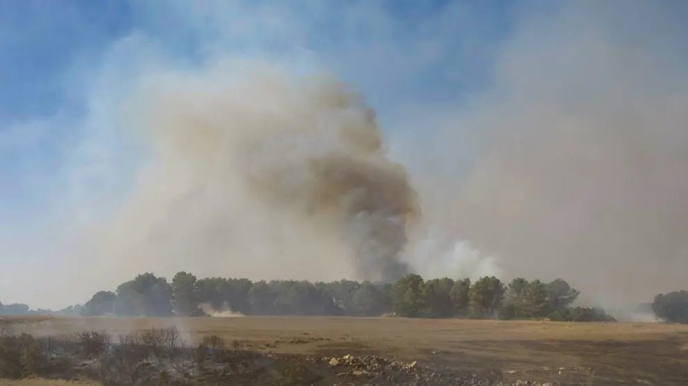 Medios combaten el incendio forestal en Valverdejo, en la provincia de Cuenca.