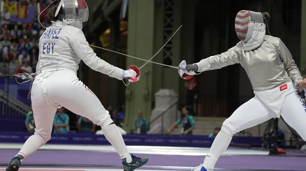 Egypt's Nada Hafez and United States' Elizabeth Tartakovsky compete in the women's individual Sabre round of 32 competition during the 2024 Summer Olympics at the Grand Palais, Monday, July 29, 2024, in Paris, France. (AP Photo/Andrew Medichini) Associated Press/LaPresse