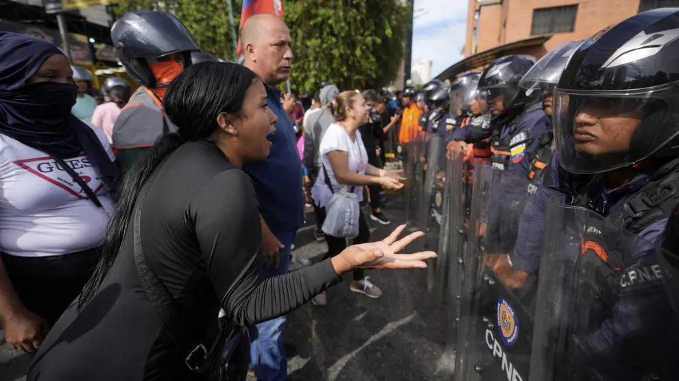 Protesters face off with police during demonstrations against the official election results declaring President Nicolas Maduros reelection, the day after the vote in Caracas, Venezuela, Monday, July 29, 2024. (AP Photo/Fernando Vergara)..Associated Press/LaPresse [[[AP/LAPRESSE]]]