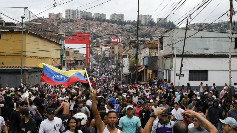 Protesters demonstrate against the official election results declaring President Nicolas Maduro won reelection in the Catia neighborhood of Caracas, Venezuela, Monday, July 29, 2024, the day after the vote. (AP Photo/Cristian Hernandez)..Associated Press/LaPresse [[[AP/LAPRESSE]]]