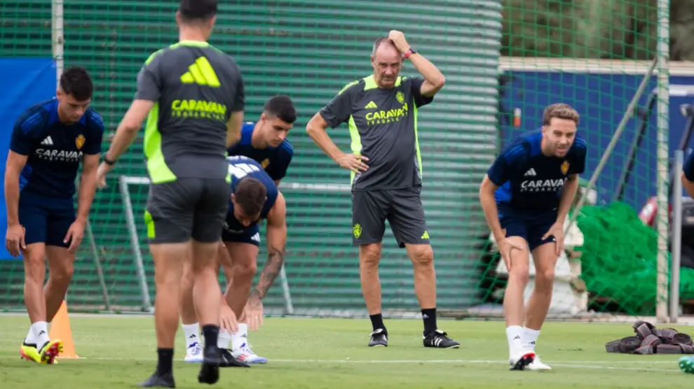 Víctor Fernández, al frente del entrenamiento del Real Zaragoza en el Pinatar Arena murciano .