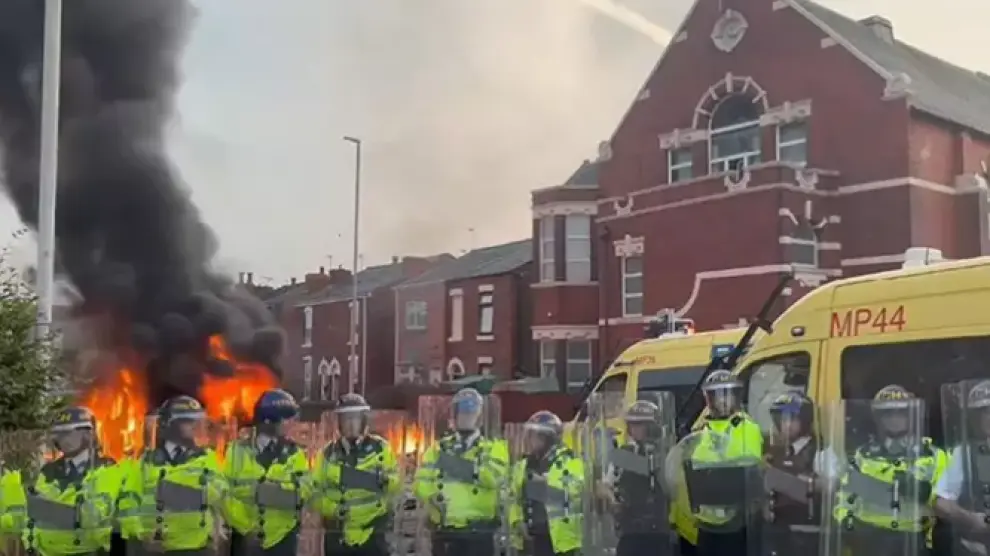 Furgón policial en llamas en la localidad británica de Southport en medio de protestas violentas por la muerte de tres menores víctimas de un apuñalamiento múltiple