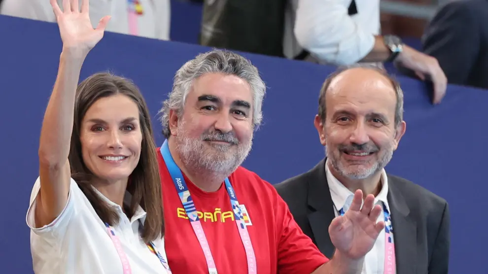 La reina Letizia junto al presidente del Consejo Superior de Deportes, José Manuel Uribes, durante el partido de waterpolo femenino de la ronda preliminar grupo B de los Juegos Olímpicos de París 2024.