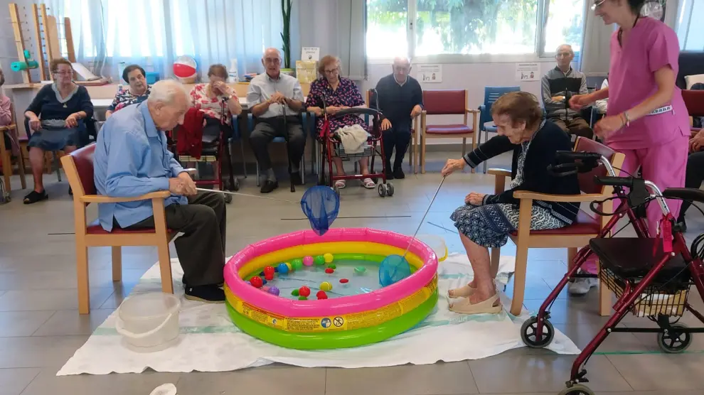 Usuarios de la residencia de personas mayores de Betania Escolapios, en distintas actividades programadas este verano.