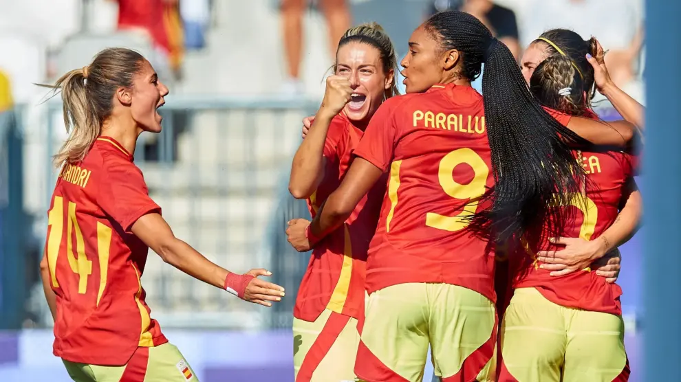 La selección española celebra el triunfo ante Brasil.