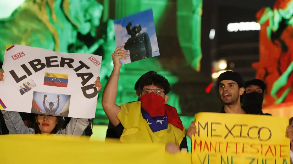 MEX4668. CIUDAD DE MÉXICO (MÉXICO), 30/07/2024.- Ciudadanos venezolanos protestan este martes en Ciudad de México (México). Unos 200 venezolanos, simpatizantes de la oposición de su país, se reunieron en el Ángel de la Independencia, en la avenida Reforma, para protestar y exigir el conteo de votos que favorecen al candidato opositor de su país Edmundo González tras las votaciones del pasado 28 de julio. EFE/ Mario Guzmán MÉXICO VENEZUELA CRISIS