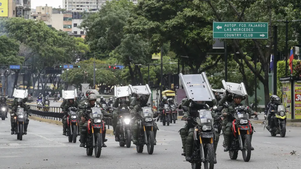 AME6598. CARACAS (VENEZUELA), 30/07/2024.- Integrantes de la Guardia Nacional Bolivariana (GNB) recorren la Av. Chacaíto, este martes, en Caracas (Venezuela). Miles de venezolanos se han concentrado este martes en Caracas, en un acto convocado por la oposición mayoritaria, para rechazar por segundo día consecutivo lo que consideran es un fraude en los resultados oficiales del Consejo Nacional Electoral (CNE), que en la víspera proclamó a Nicolás Maduro como presidente reelecto con el 51,2 % de los votos. EFE/ Ronald Peña VENEZUELA CRISIS