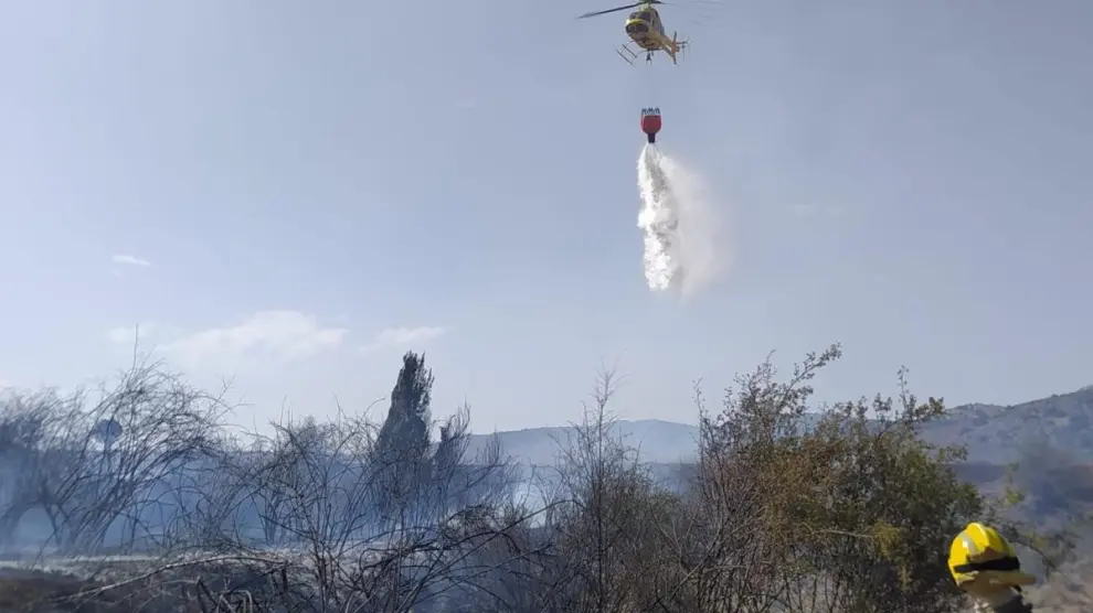 Intervención de un helicóptero durante la extinción del incendio de Montalbán.