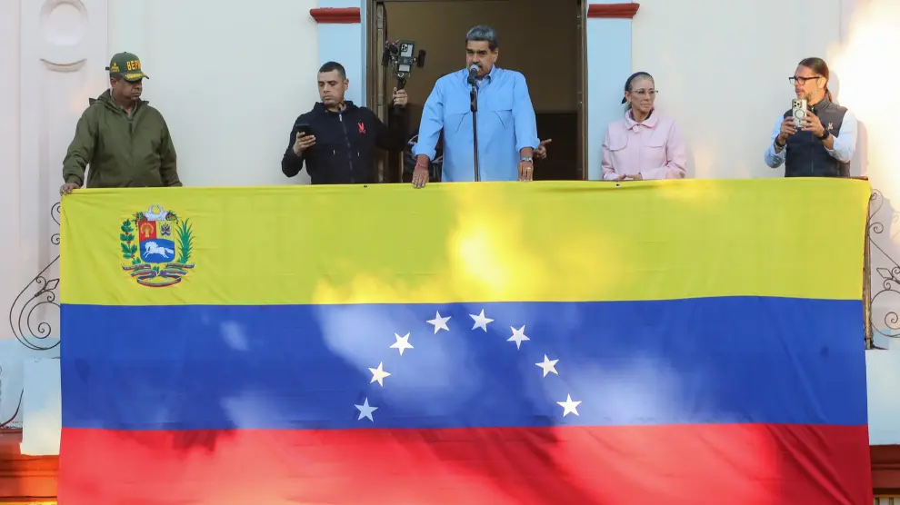 AME6725. CARACAS (VENEZUELA), 30/07/2024.- Fotografía cedida este martes por Prensa Miraflores del presidente de Venezuela, Nicolás Maduro (c), durante su discurso desde el balcón del pueblo ubicado en el Palacio de Miraflores, en Caracas (Venezuela). Maduro retó al candidato presidencial de la oposición mayoritaria, Edmundo González Urrutia, a salir de donde "está escondido" e ir al Palacio de Miraflores -sede del Gobierno, en Caracas- a encontrarse con él y "dar la cara". EFE/ Prensa Miraflores/SOLO USO EDITORIAL/SOLO DISPONIBLE PARA ILUSTRAR LA NOTICIA QUE ACOMPAÑA (CRÉDITO OBLIGATORIO) VENEZUELA CRISIS