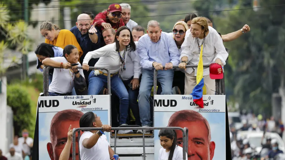 Opposition leader Maria Corina Machado and opposition candidate Edmundo Gonzalez ride atop a truck during a protest against official presidential election results declaring President Nicolas Maduro the winner in Caracas, Venezuela, Tuesday, July 30, 2024, two days after the vote. (AP Photo/Matias Delacroix) [[[AP/LAPRESSE]]]