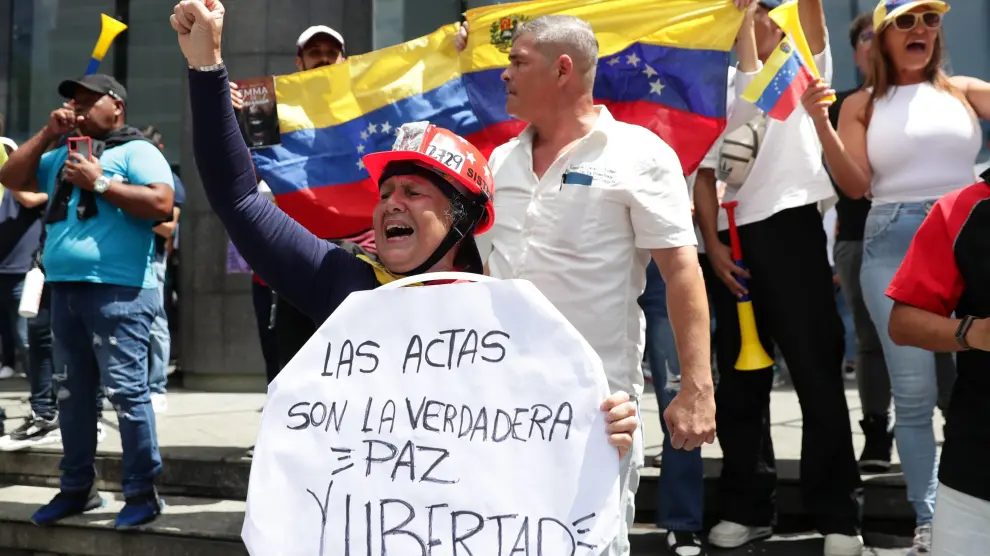 Demonstrators wave to opposition presidential candidate Edmundo Gonzalez and opposition leader Maria Corina Machado as they protest against the official election results declaring President Nicolas Maduros reelection in Caracas, Venezuela, on Tuesday, July 30, 2024, two days after the vote. (AP Photo/Cristian Hernandez) [[[AP/LAPRESSE]]]