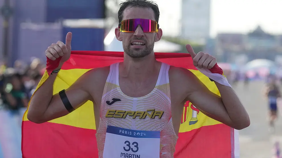 Álvaro Martín celebra su medalla de bronce en 20 km marcha en los Juegos Olímpicos de París 2024