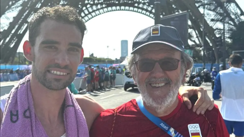 Álvaro Martín posa junto a Pablo del Río después de lograr su medalla.