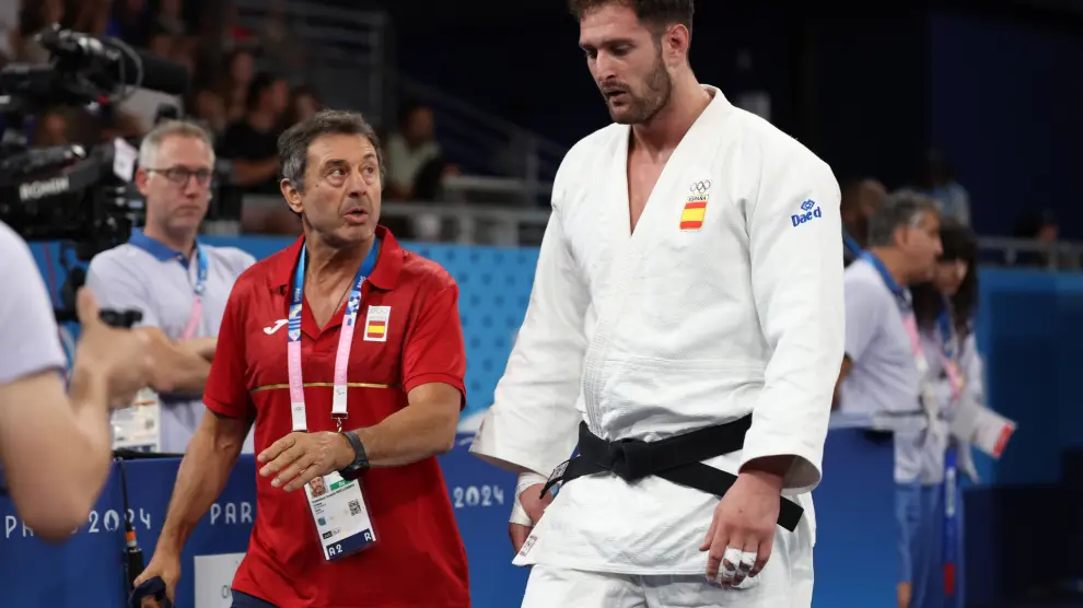 PARÍS, 01/08/2024.- El entrenador nacional de judo masculino Joaquñin Ruiz Llorente (i) conversa con el español Niko Shera (d) durante los Juegos Oímpicos París 2024, este jueves, en la capital francesa. EFE/ Miguel Gutierrez