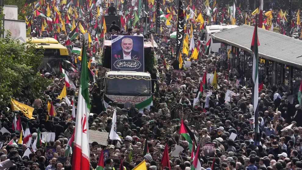 ILos iraníes siguen a un camión, en el centro, que transporta los ataúdes del líder de Hamás, Ismail Haniyeh.