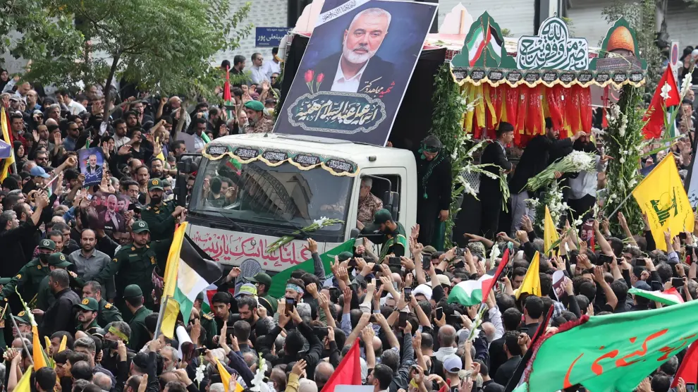 Miles de personas en el funeral del líder de Hamás tras ser asesinado el martes.