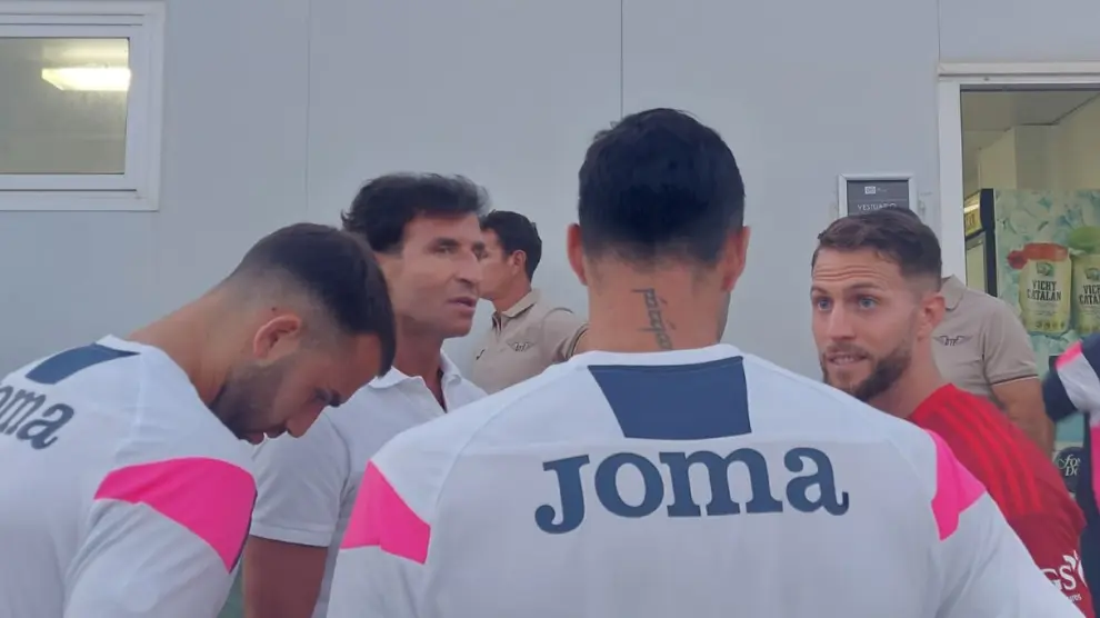 Luis Milla, ex entrenador del Real Zaragoza, charla con Calero y varios jugadores del Getafe al final del partido amistoso en la noche de este miércoles en Alicante.