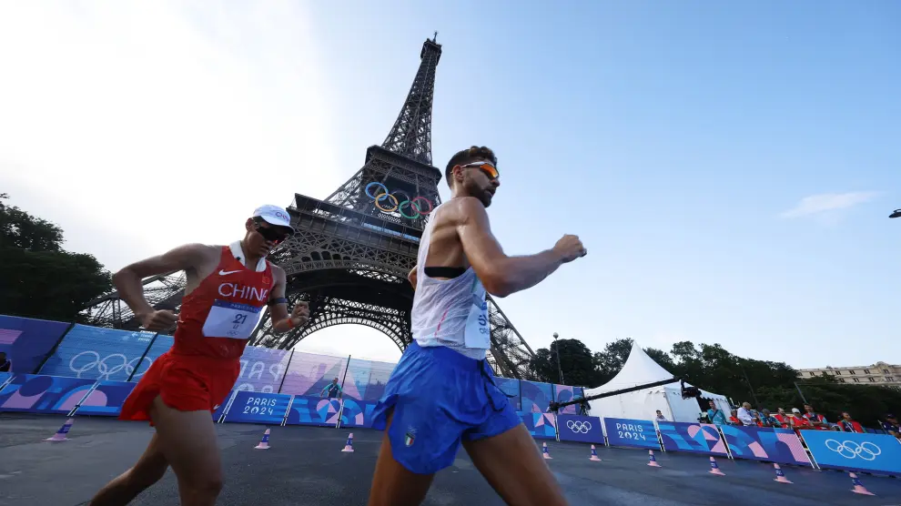 Saint-denis (France), 31/07/2024.- Li Yandong (L) of China and Riccardo Orsoni of Italy compete in the Men's 20KM Race Walk Final of the Athletics competitions in the Paris 2024 Olympic Games, at the Stade de France stadium in Saint Denis, France, 01 August 2024. (marcha, Francia, Italia) EFE/EPA/MOHAMMED BADRA