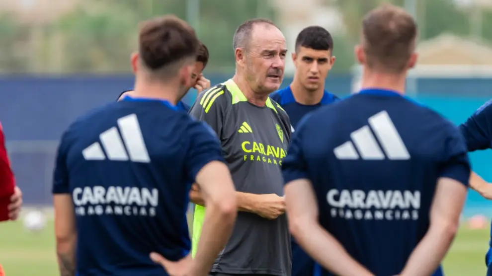 Víctor Fernández, dando las consignas de principio de mañana al equipo en el campo del Pinatar Arena.