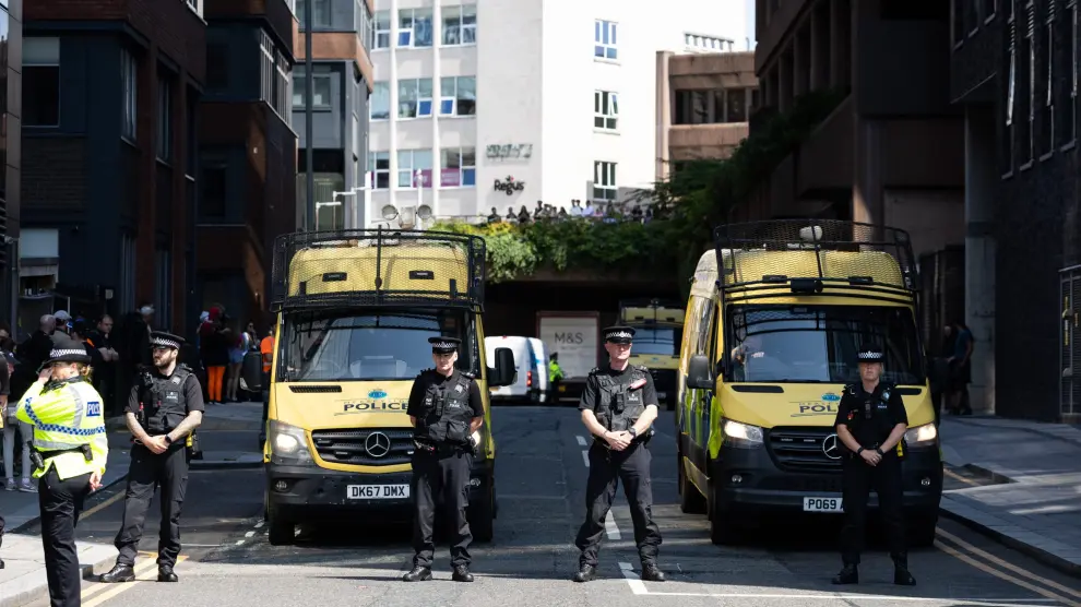 Agentes de policía frente a la corte de Liverpool donde declaró el acusado del asesinato de tres niñas en Southport