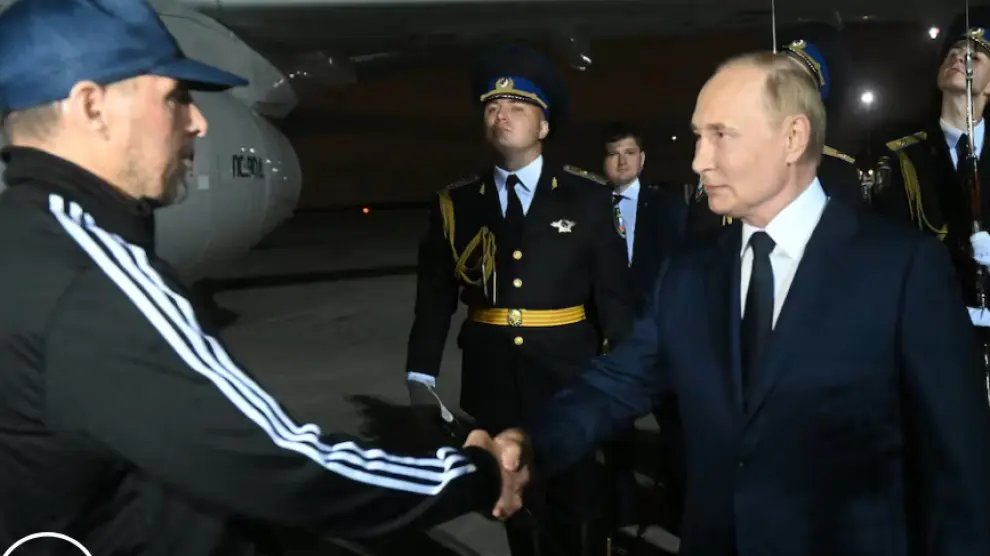 El presidente ruso, Vladímir Putin, saluda a Vadim Krasikov en su llegada a Moscú, tras el intercambio de prisioneros este jueves.